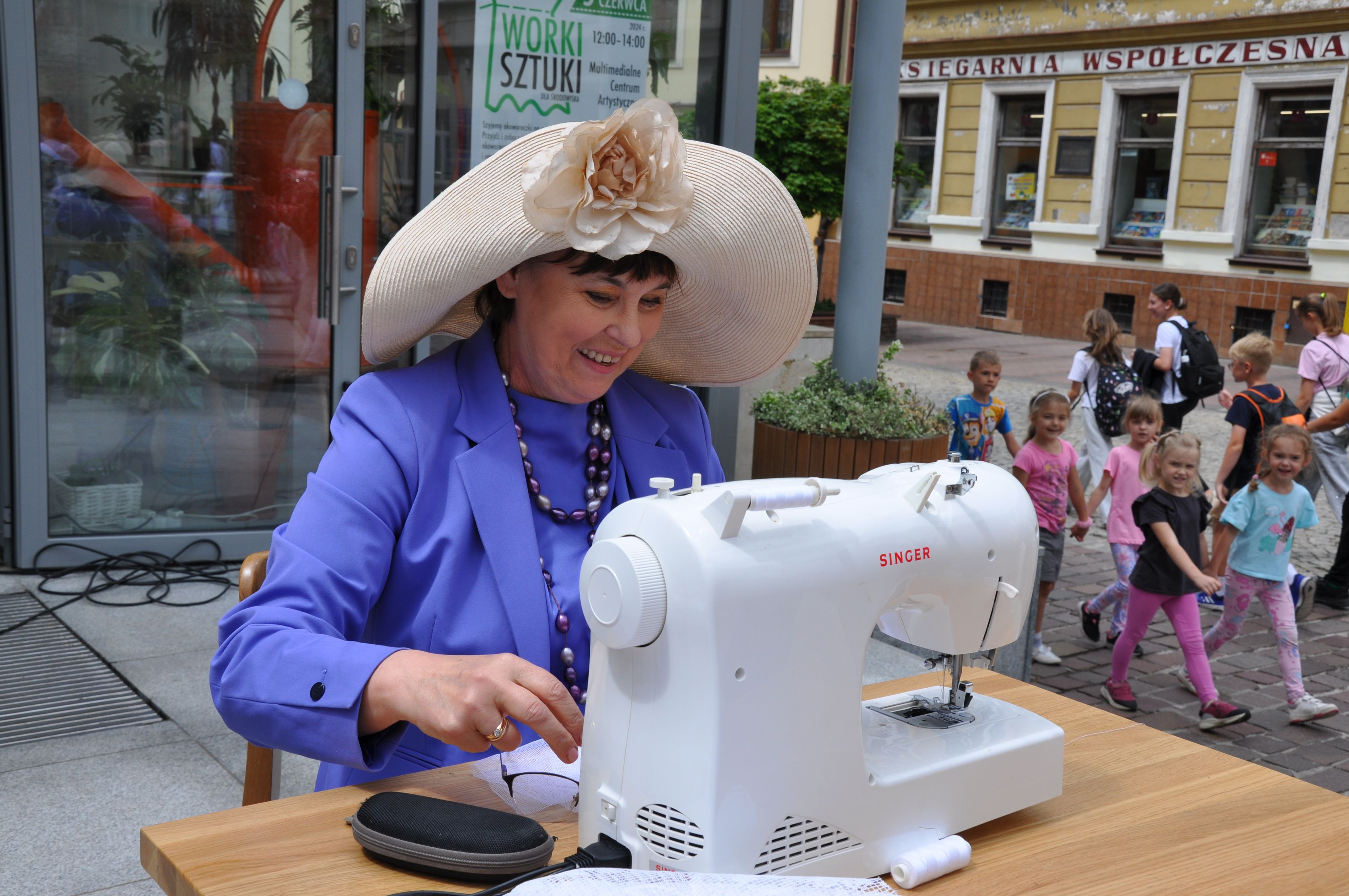 2.-Bags-of-Art!-Tarnow-promotion-director-sewing-bags-during-the-happening,-5_.06_.2024-r,-author-Pawel-Lesniak,-mpec_.tarnow_.pl__0.JPG