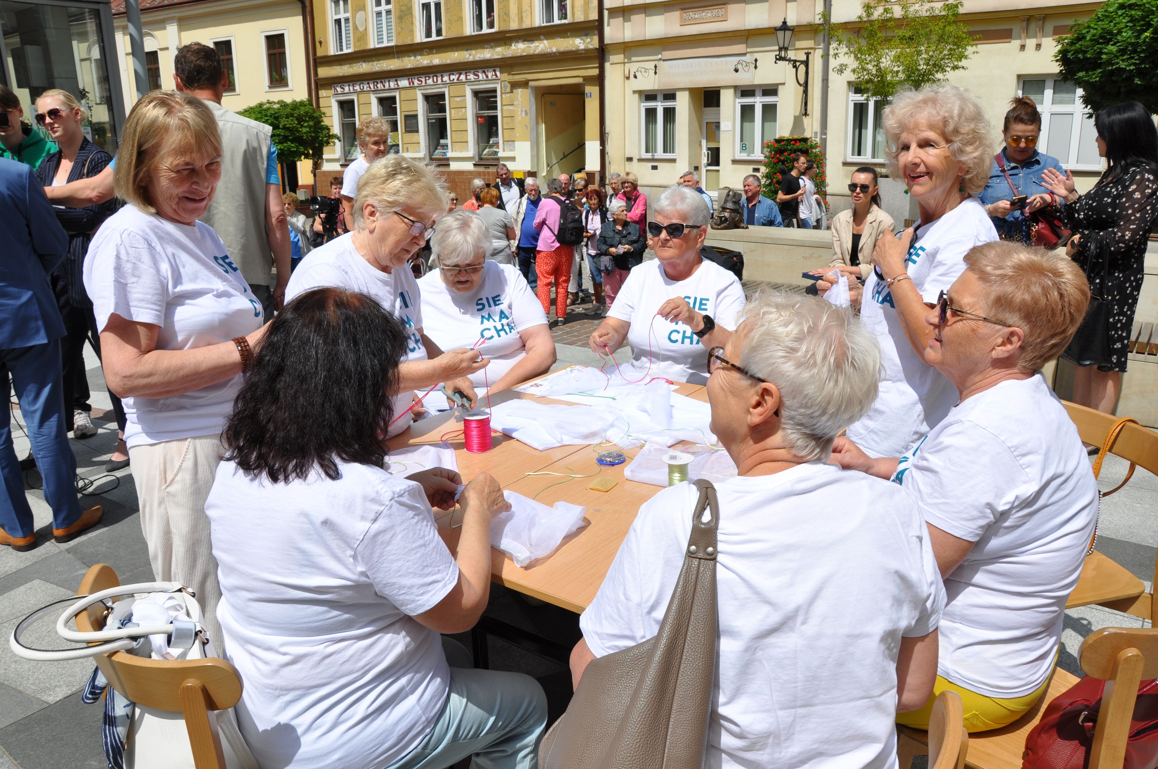 4.-Bags-of-Art!-Seniors-sewing-bags-during-the-happening-5_.06_.2024-r,-author-Pawel-Lesniak,-mpec_.tarnow_.pl__1.JPG