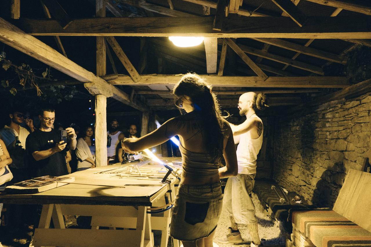 UP/DOWN -6/>
										</picture>
										<figcaption class=