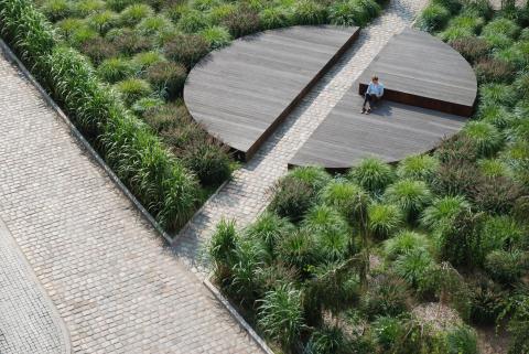 CIRCLE FORM-OPEN FORM OF URBAN FURNITURE