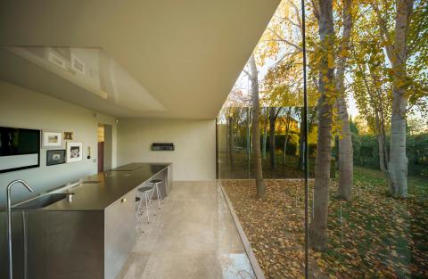 LOÉ EMOCIONAL. HOUSE IN THE NATURE