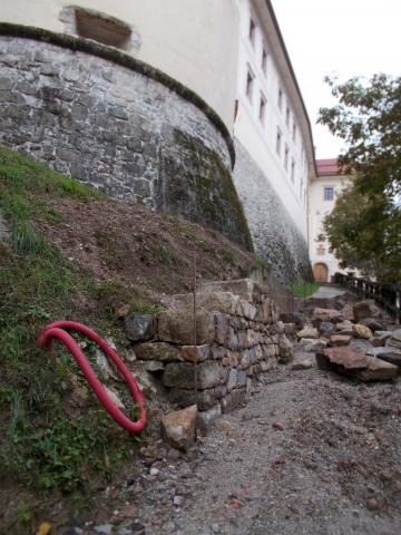 A walking path to the castle