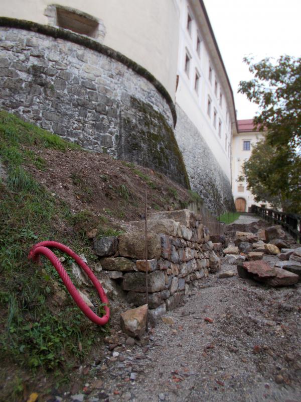 A walking path to the castle